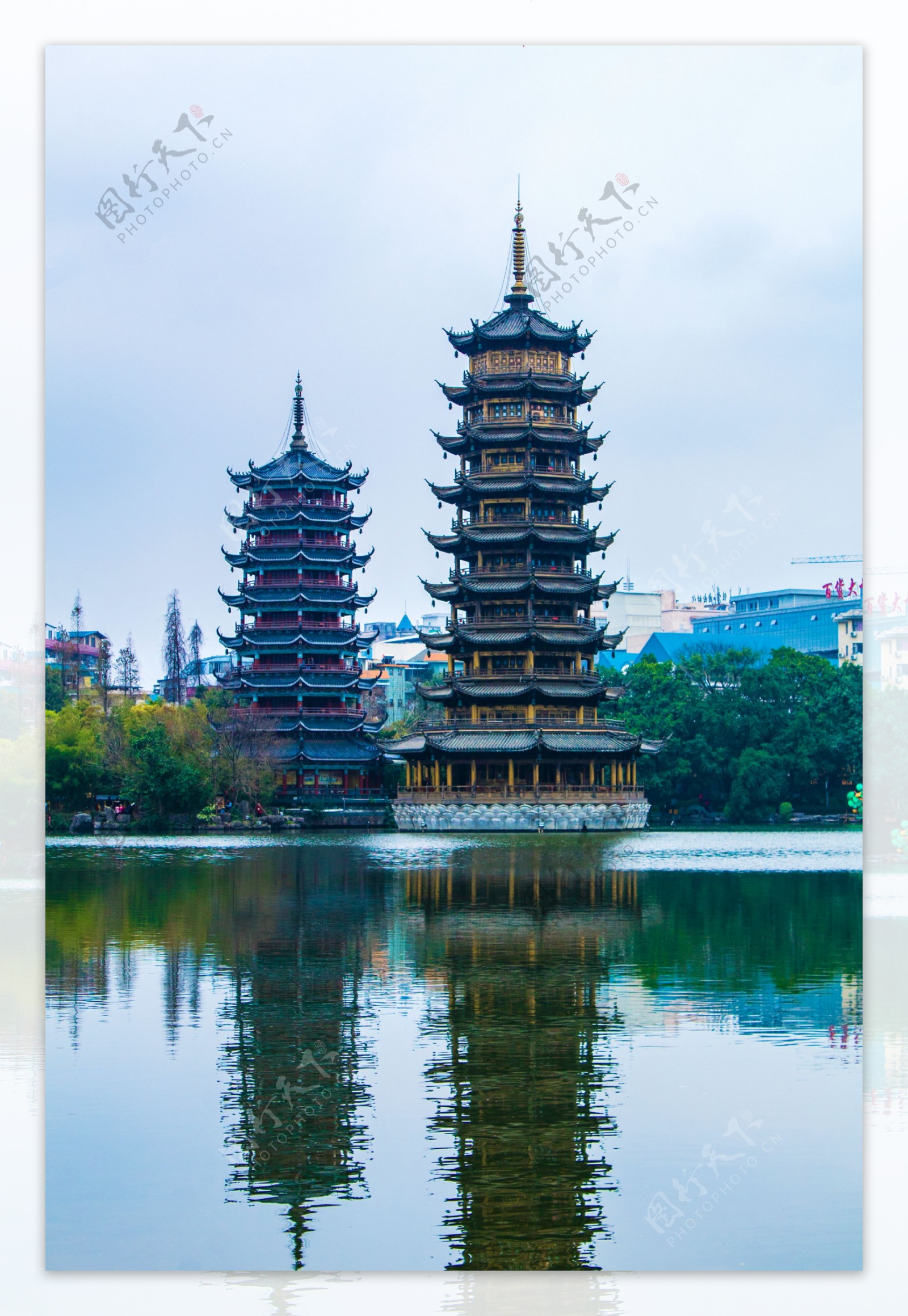白天的桂林日月塔
