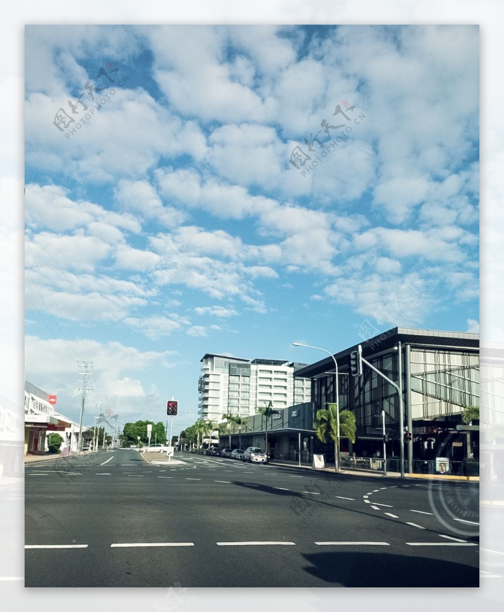 蓝天白云下的澳洲街道