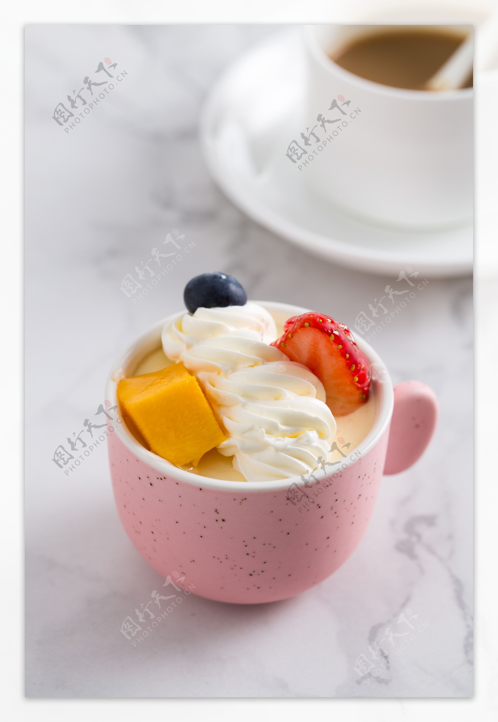 摄影图实物图粉色杯子水果蛋糕7