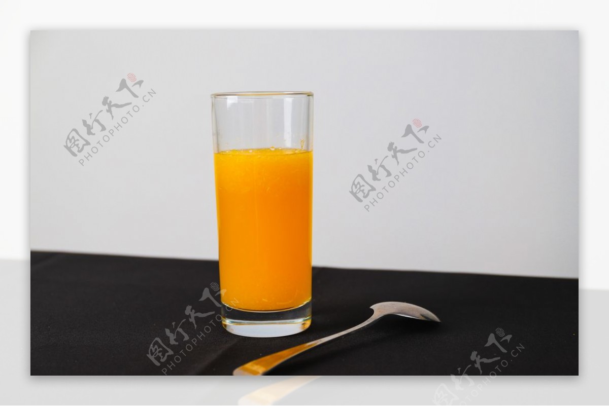 橙汁和杯子和勺子