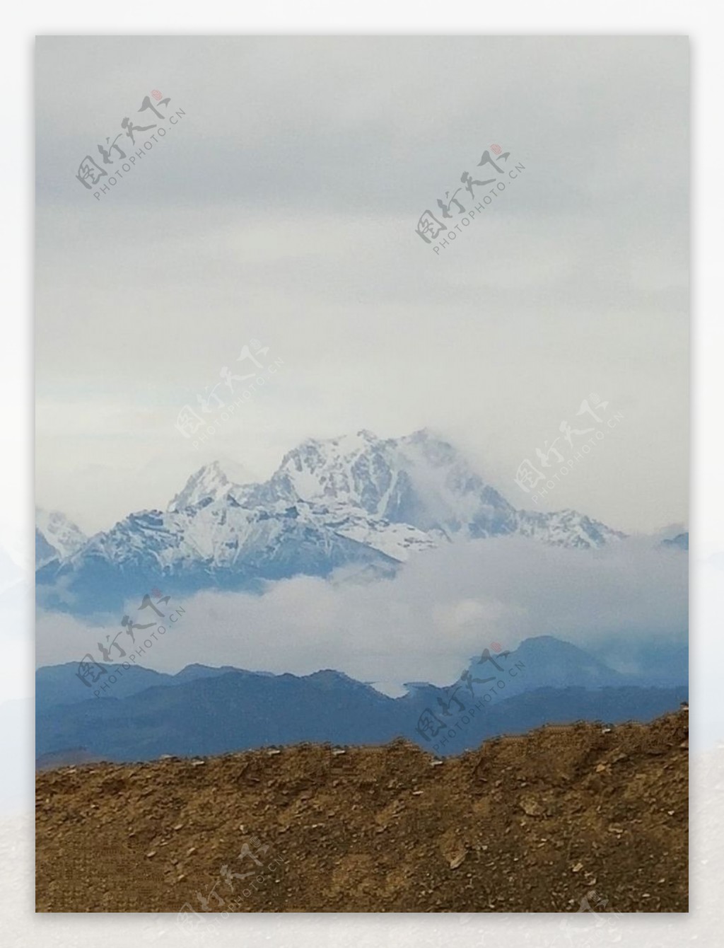 云端中的雪山