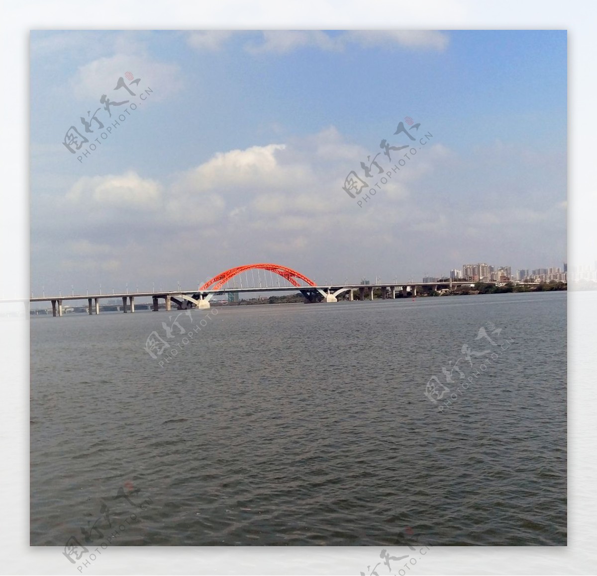 惠州东江上的红色跨江大桥