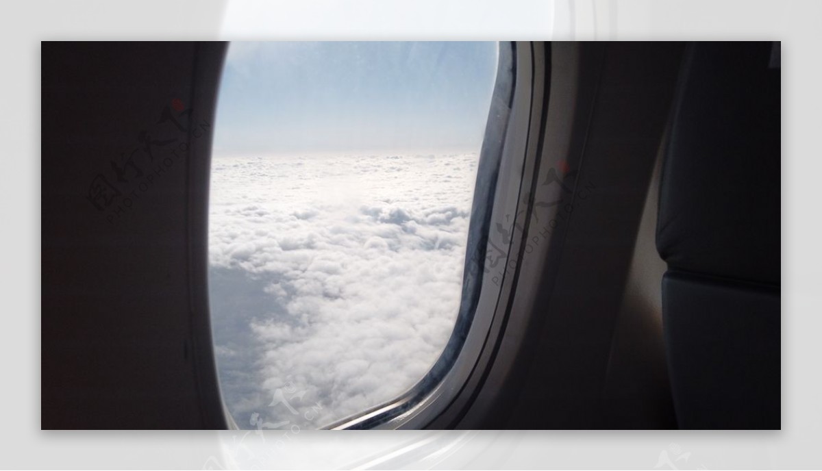 飞机窗户和天空云朵