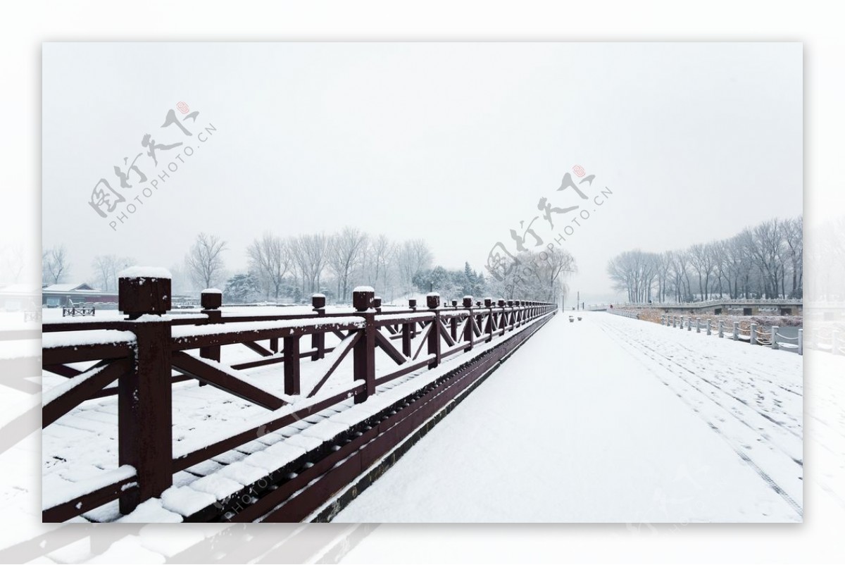 北京冬天下雪公园照片
