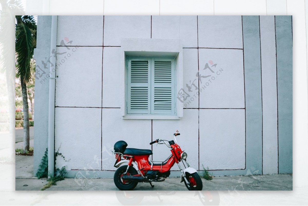 红色的小摩托车