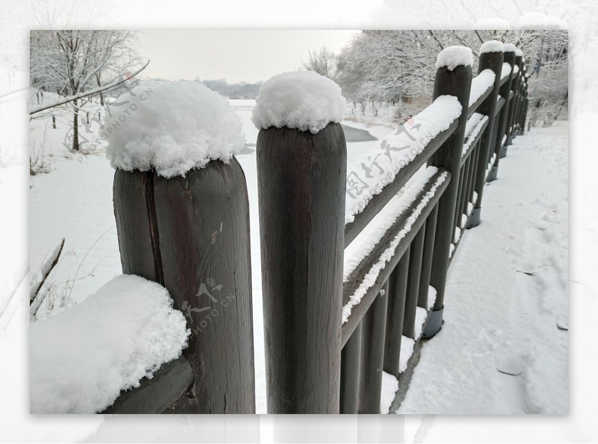 栏杆上的雪