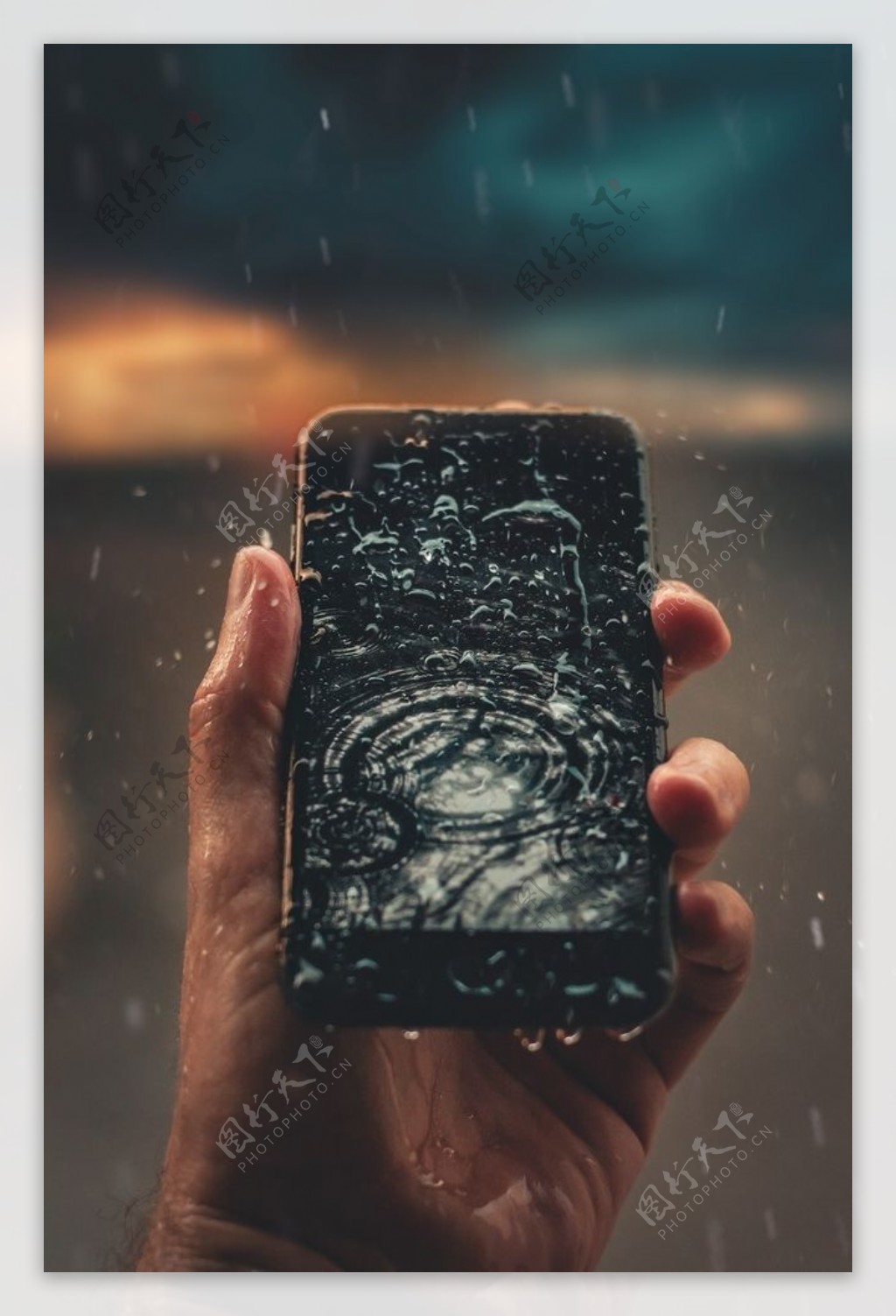 雨中的手机