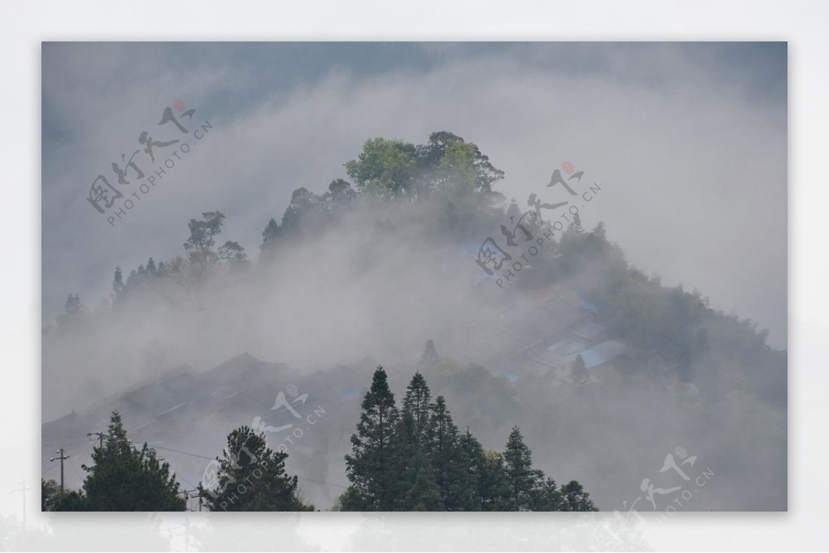 云雾围绕村子的自然风光照片