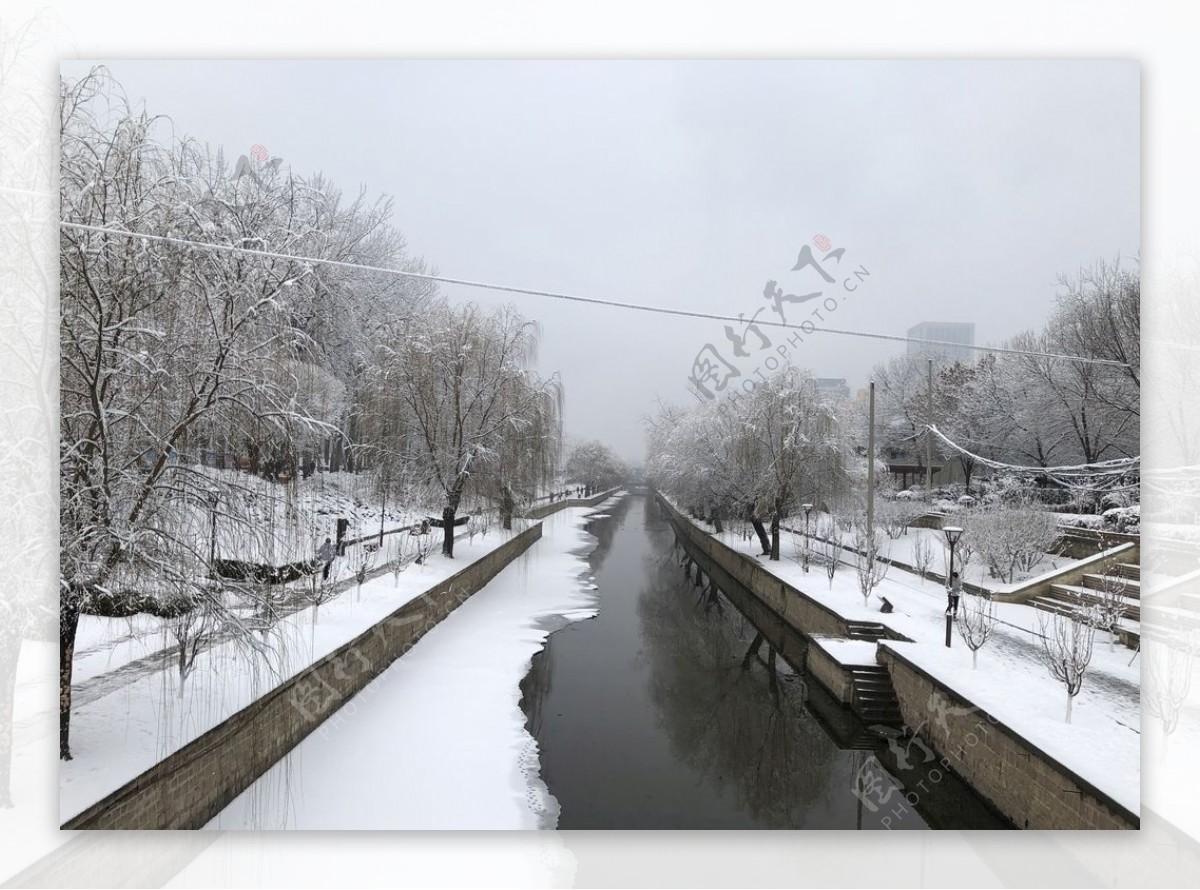 冬天河流雪景