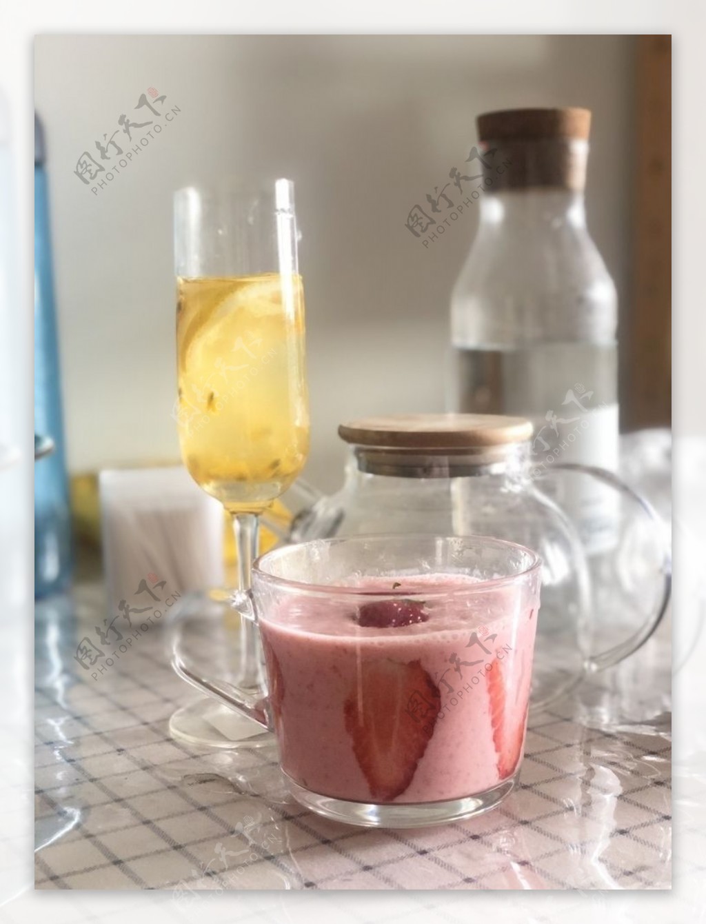 草莓奶昔和百香果柠檬茶