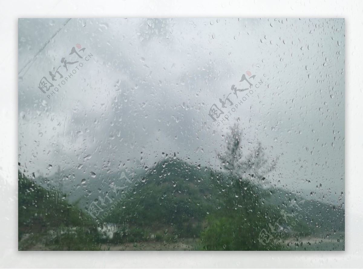 车窗外的雨景