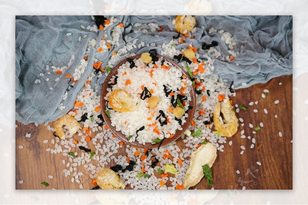 虾仁干贝蔬菜海鲜粥米摄影照片