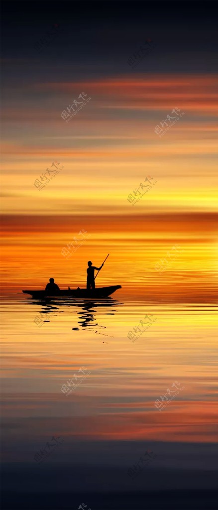 傍晚晚霞下面的渔夫孤舟