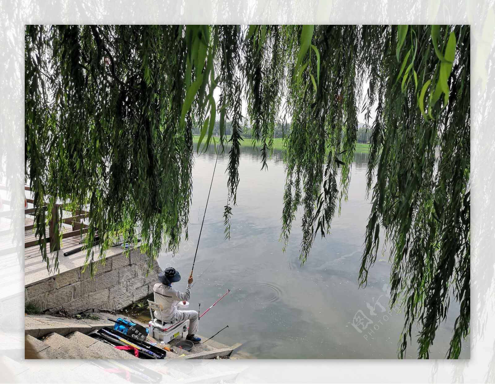 河边钓鱼的人图片