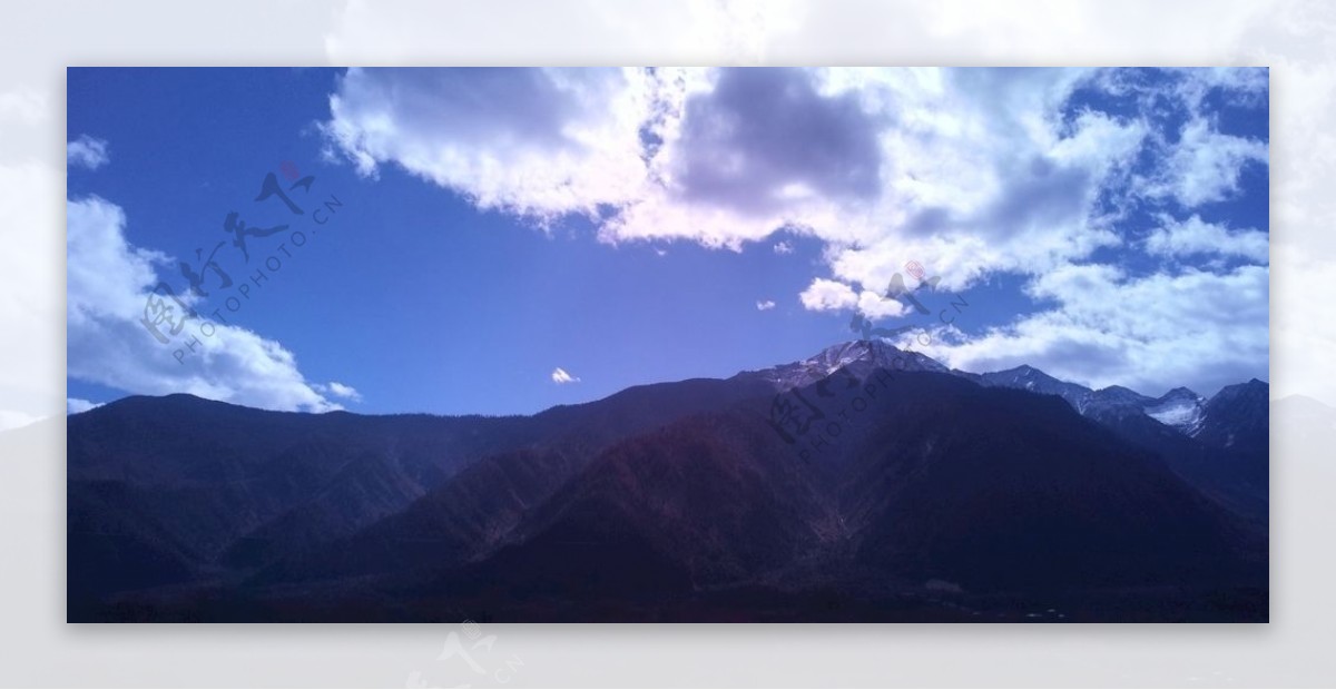 蓝天白云大山风景图片