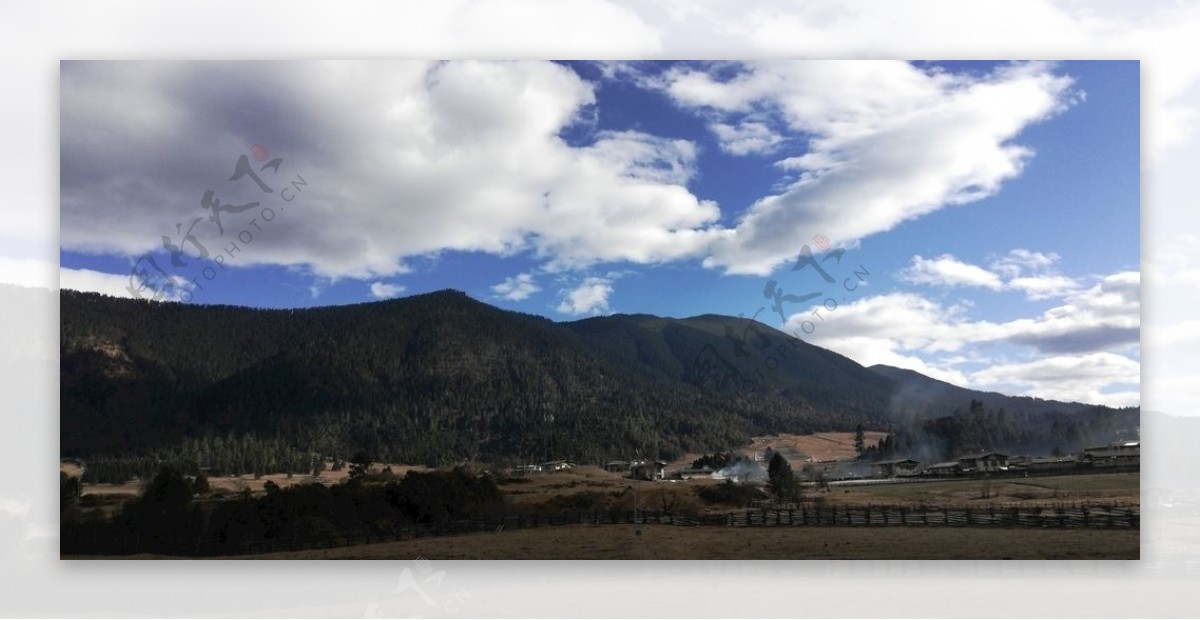 蓝天白云大山山村风景图片
