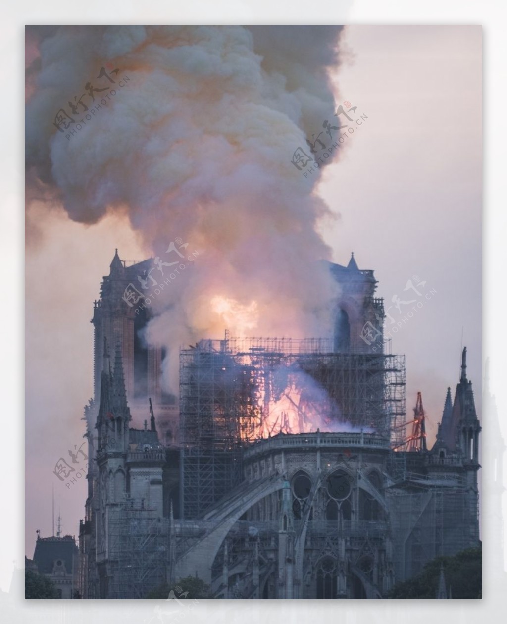 巴黎圣母院失火图片