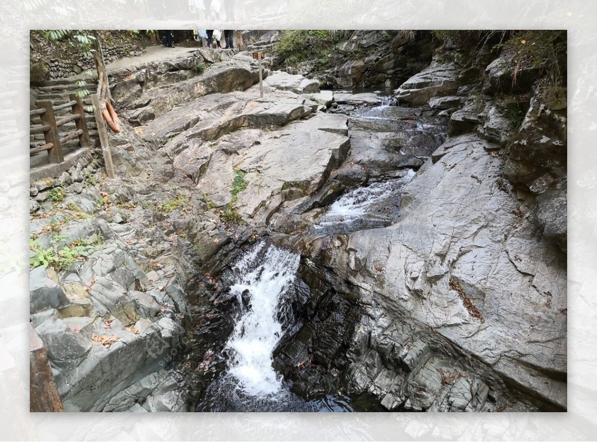 山里岩石上的溪流图片