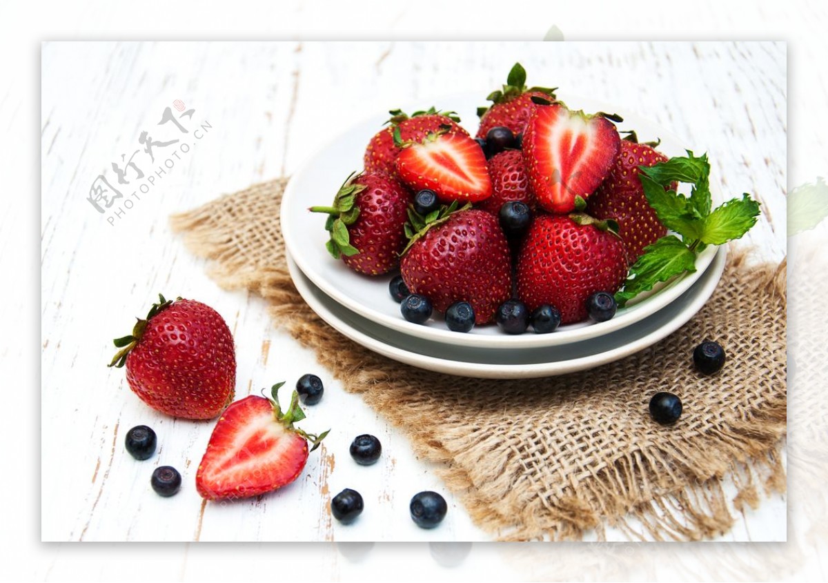 草莓水果盘子餐桌背景海报素材图片