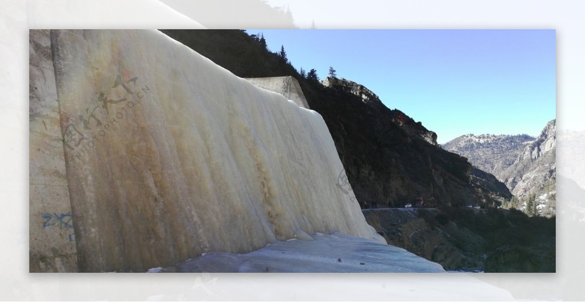 结冰的瀑布风景图片