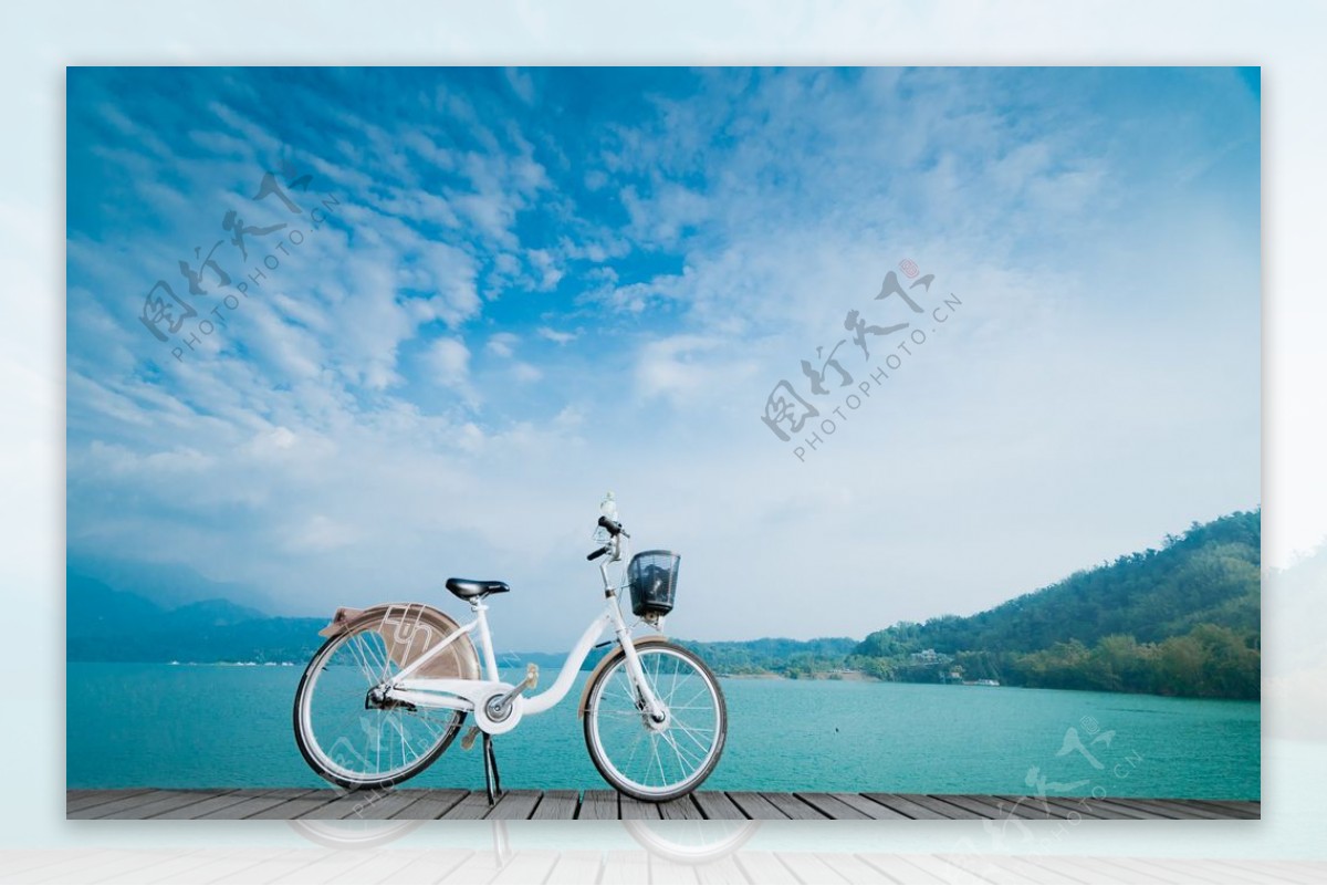 海边自行车旅游背景海报素材图片