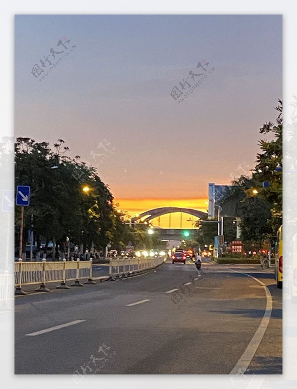 夕阳日落高铁桥马路图片