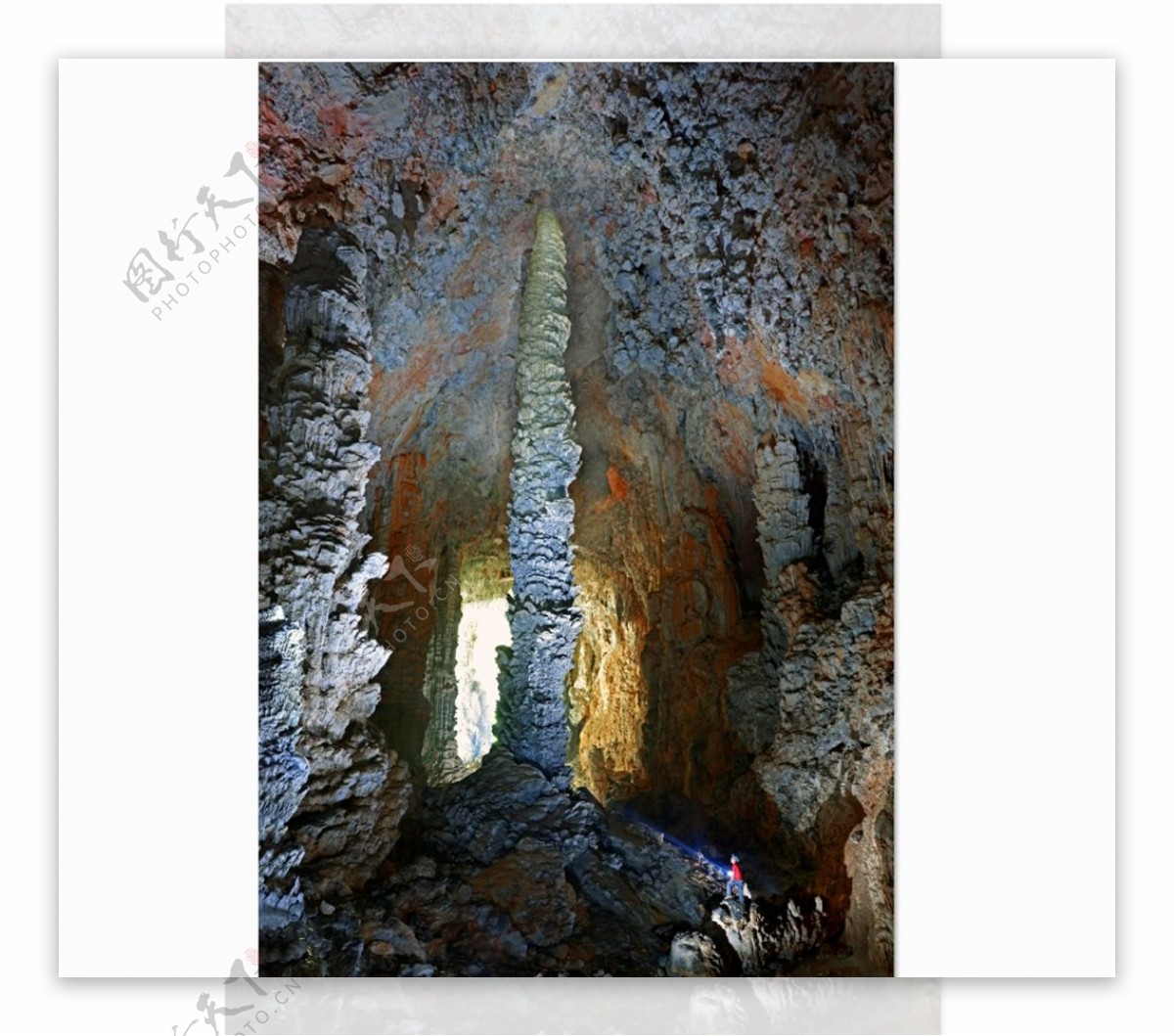 溶洞洞穴石柱石钟乳摄影图片