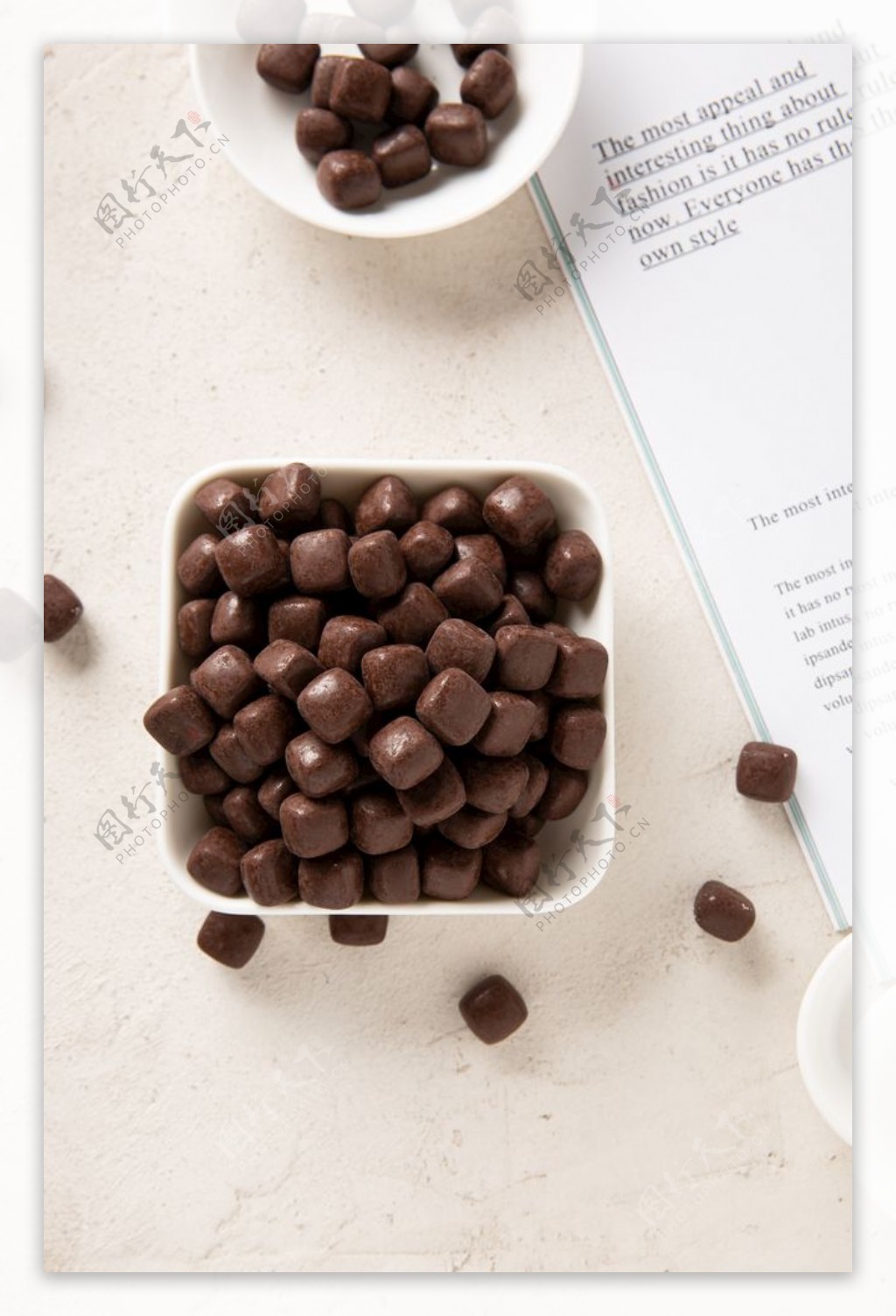 黑巧克力零食甜品背景海报素材图片