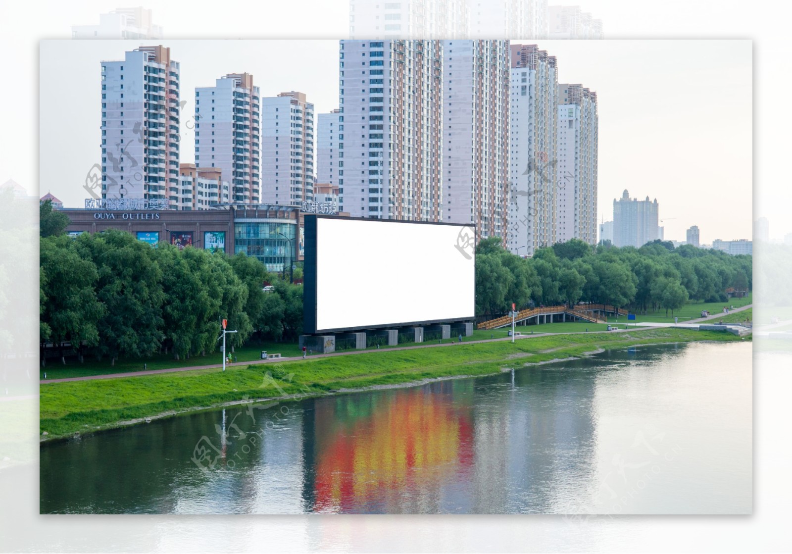 公园湖边广告牌样机背景海报素材图片