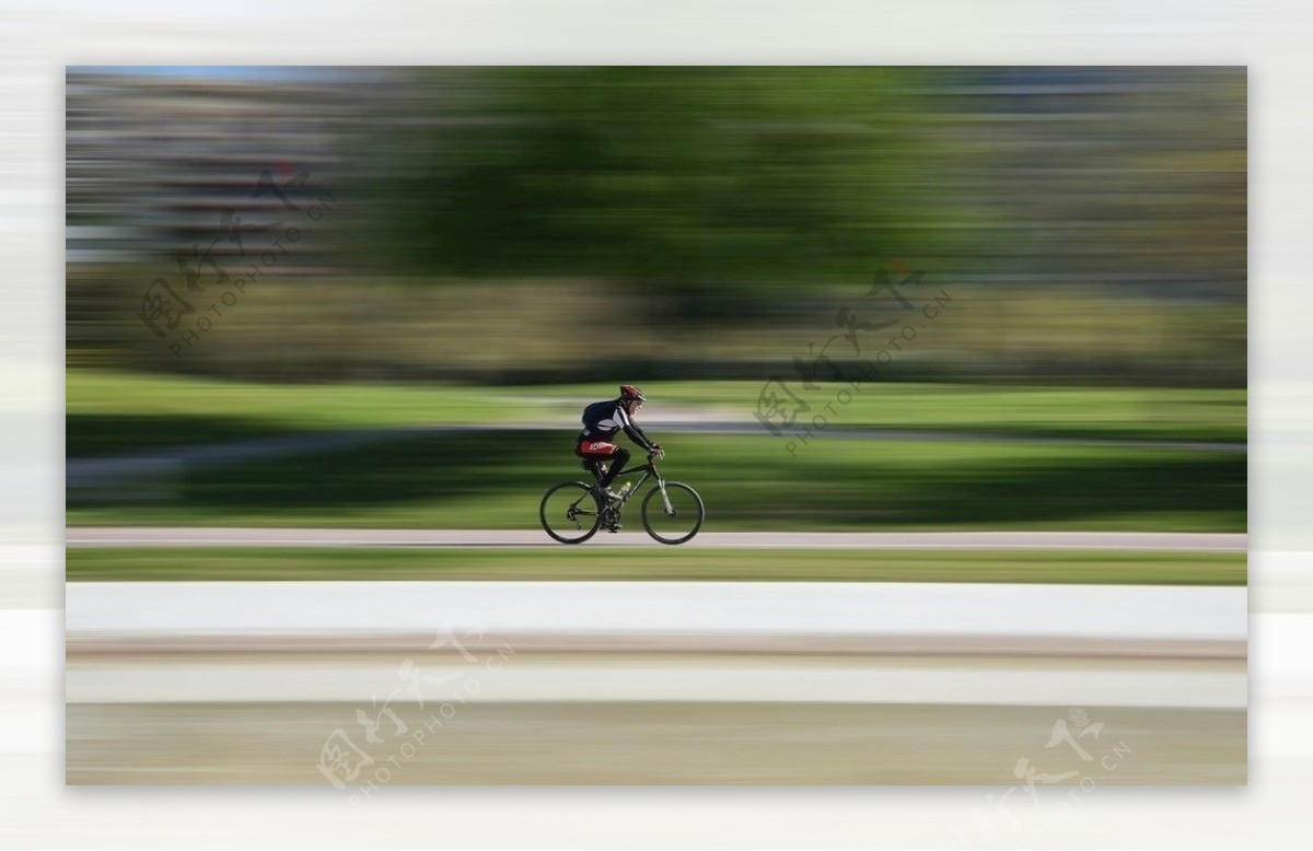 骑自行车的男性图片