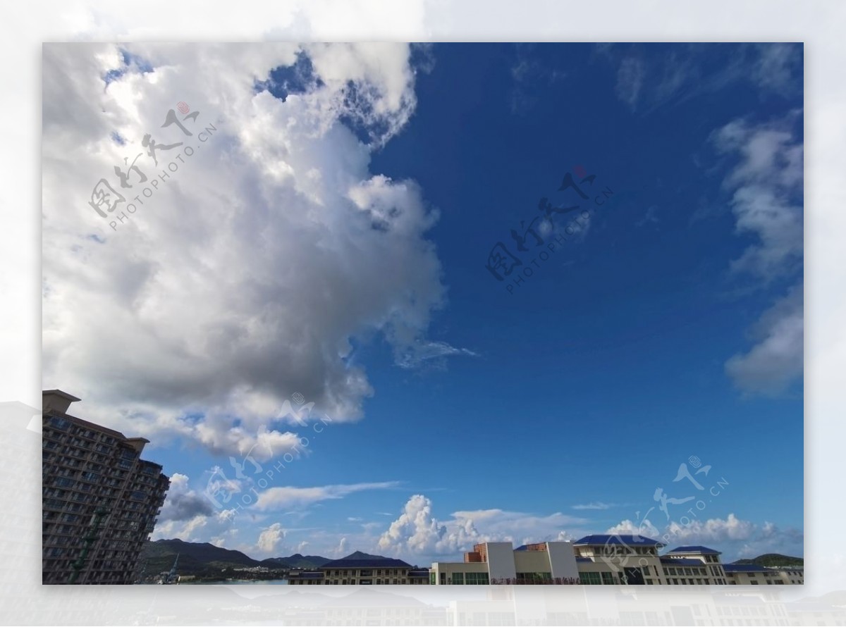 蓝天白云云朵城市图片