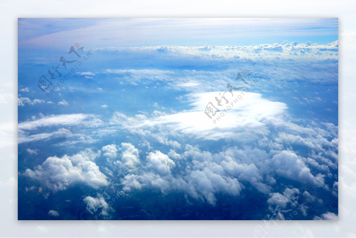 蓝天白云高空图片