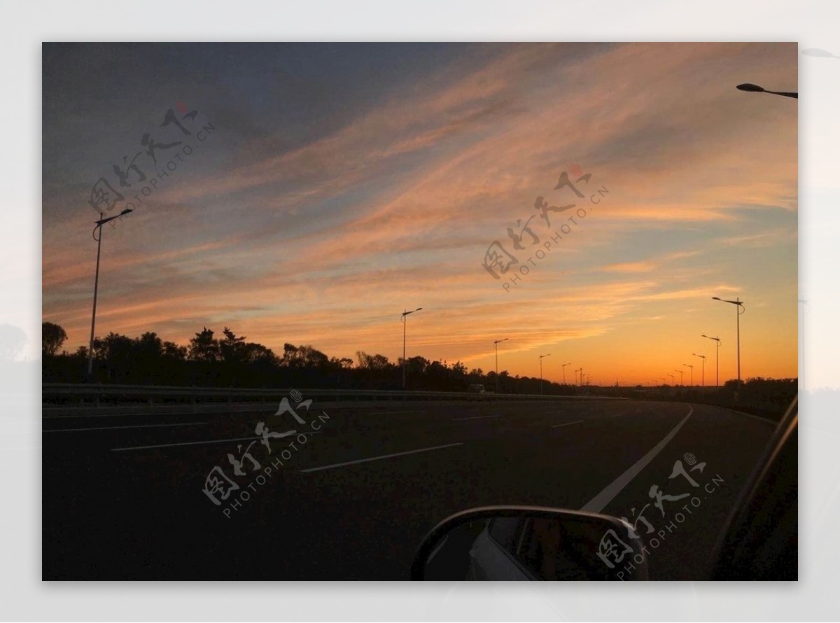 黄昏夕阳回家路图片