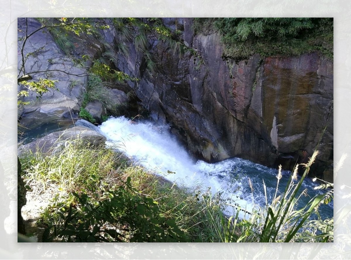 山涧龙景峡谷瀑布图片