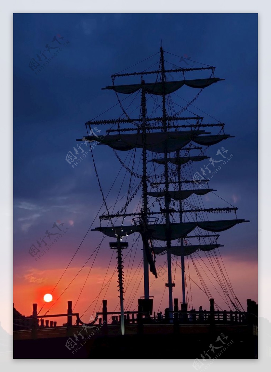日落下的帆船图片