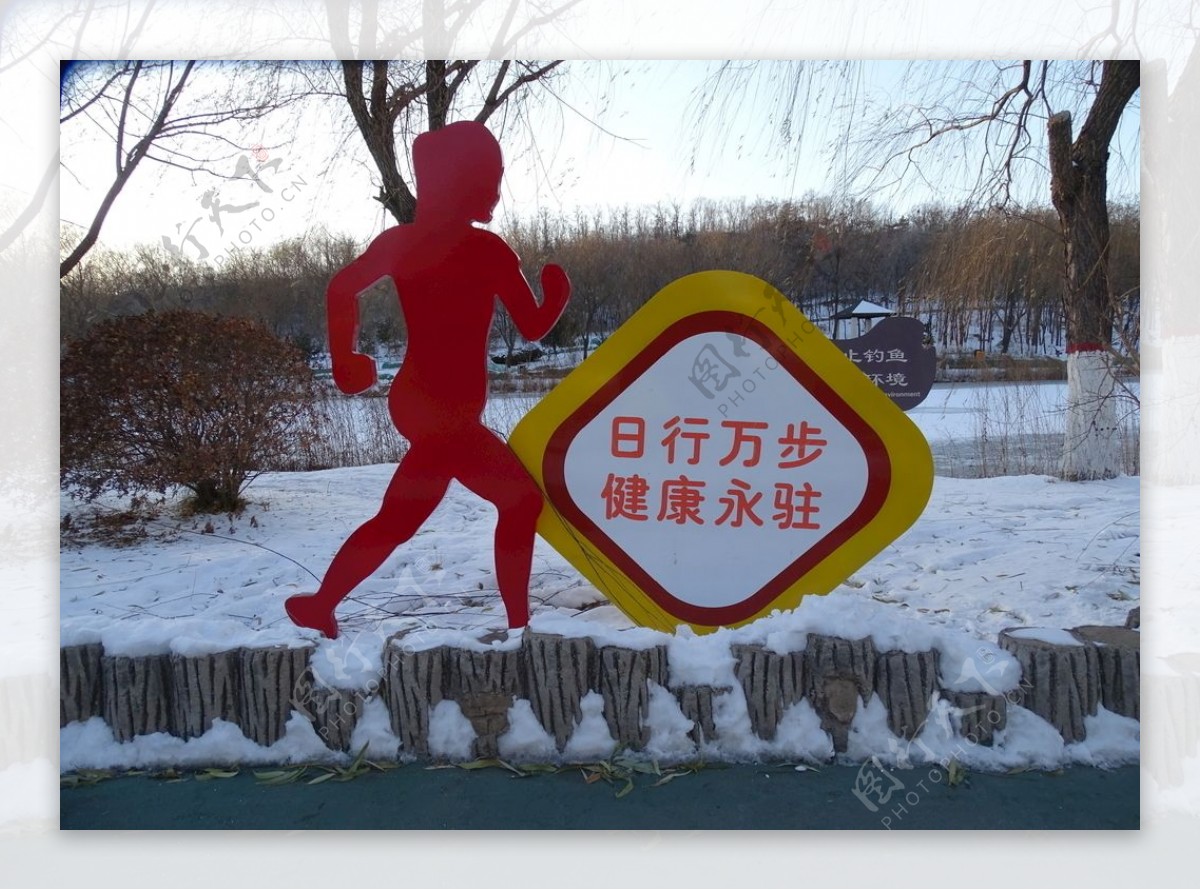 红色女人跑步雕塑图片